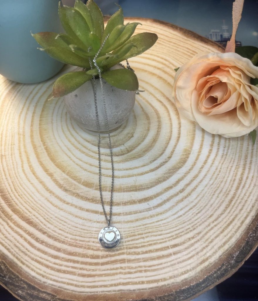 ✨ UShine.gr: Ατσάλινο κολιέ με καρδιά & ρωμαϊκούς αριθμούς No 1472