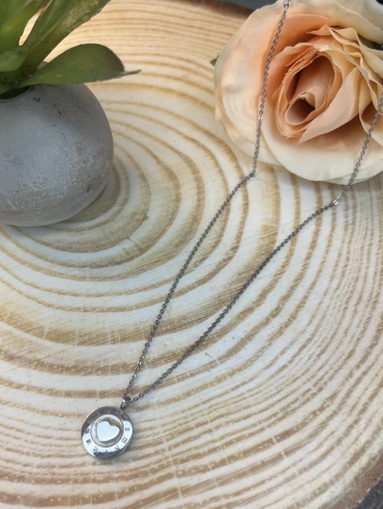 ✨ UShine.gr: Ατσάλινο κολιέ με καρδιά & ρωμαϊκούς αριθμούς No 1472