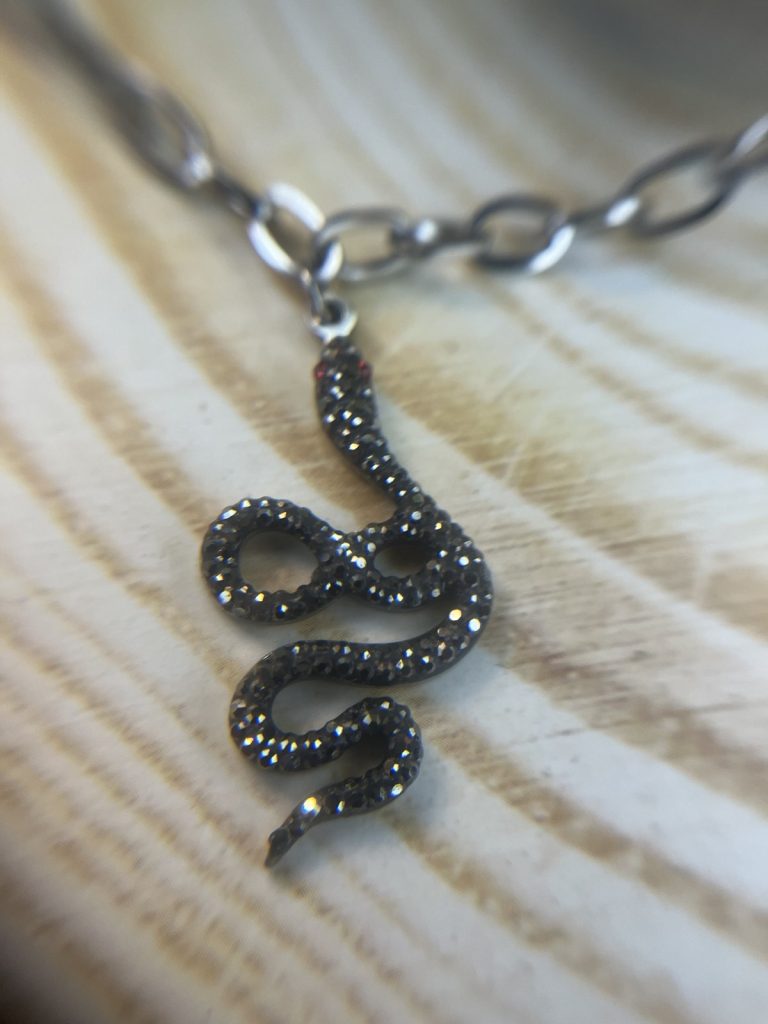 ✨ UShine.gr: Ατσάλινο κολιέ φίδι με μαύρα strass No 1473