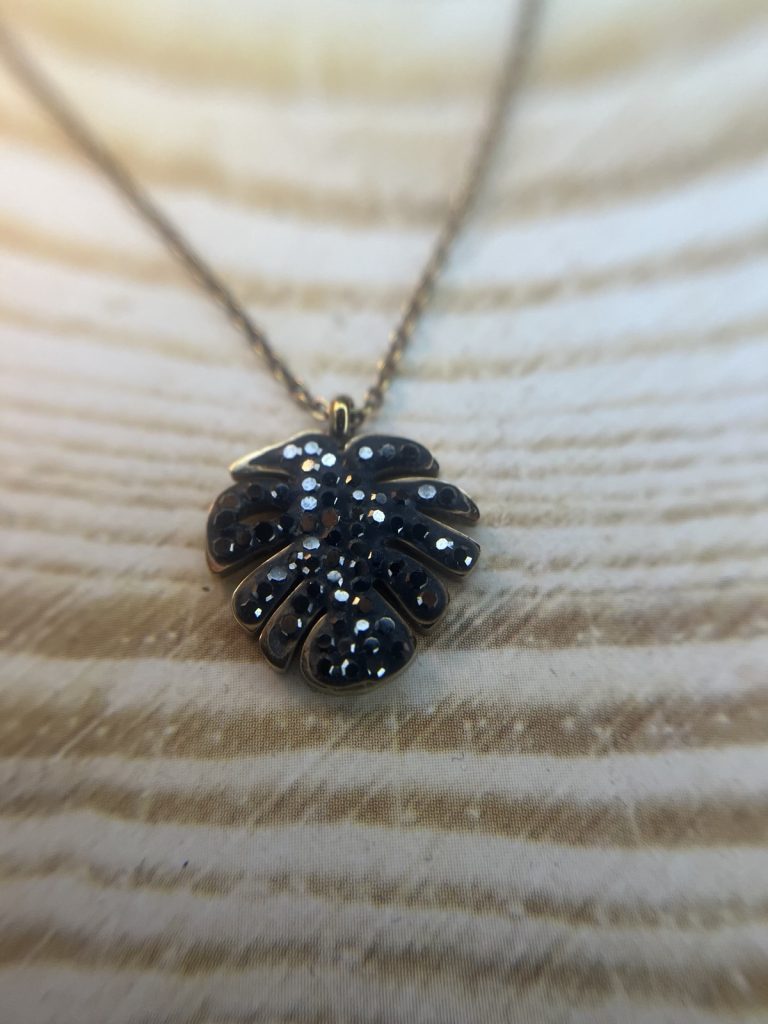 ✨ UShine.gr: Ατσάλινο κολιέ φύλλο με μαύρες πέτρες statement No 1479