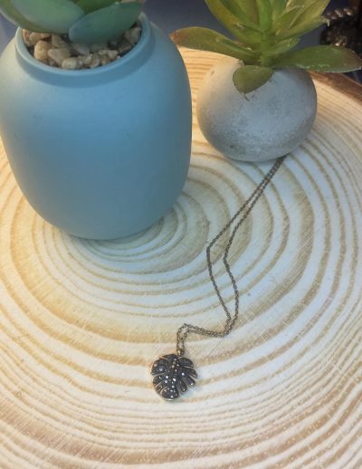 ✨ UShine.gr: Ατσάλινο κολιέ φύλλο με μαύρες πέτρες statement No 1479