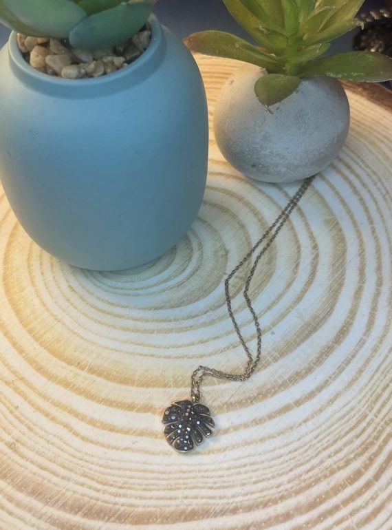 ✨ UShine.gr: Ατσάλινο κολιέ φύλλο με μαύρες πέτρες statement No 1479