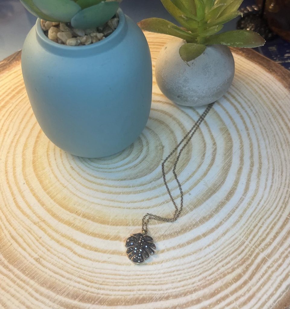 ✨ UShine.gr: Ατσάλινο κολιέ φύλλο με μαύρες πέτρες statement No 1479