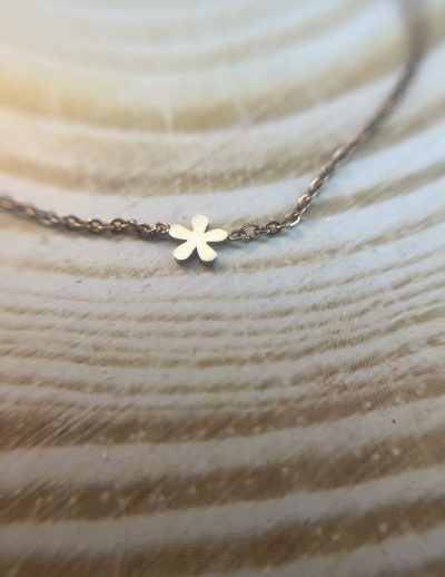 ✨ UShine.gr: Ατσάλινο κολιέ mini λουλούδι – minimal & διαχρονικό No 1480