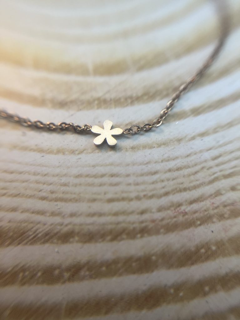 ✨ UShine.gr: Ατσάλινο κολιέ mini λουλούδι – minimal & διαχρονικό No 1480