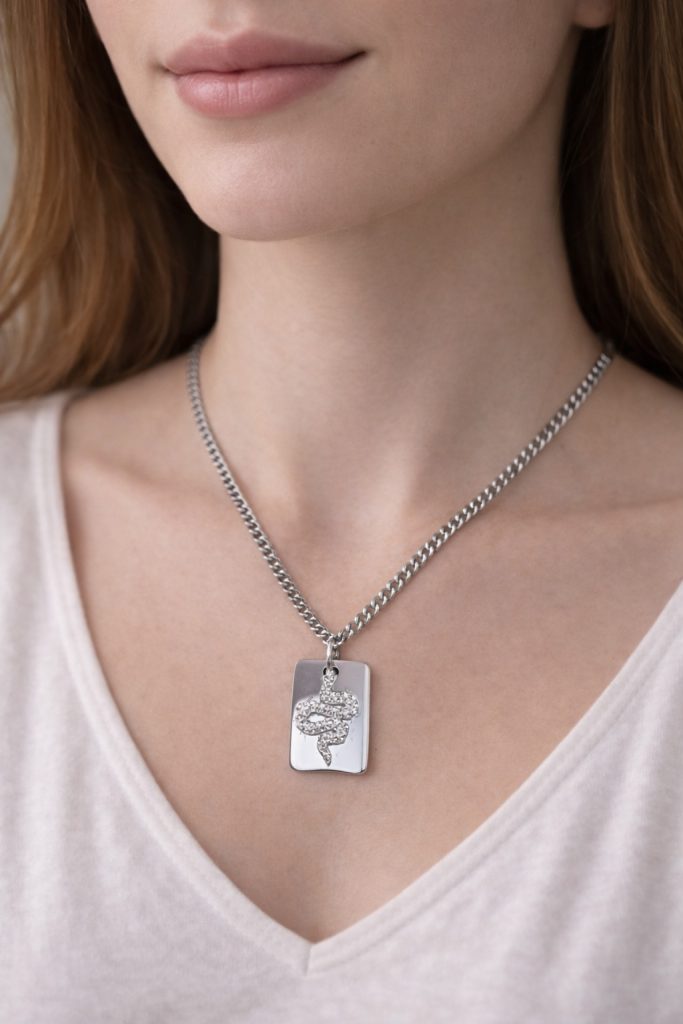 ✨ UShine.gr: Ατσάλινο κολιέ με ανάγλυφο φίδι & λαμπερές λεπτομέρειες No 1481