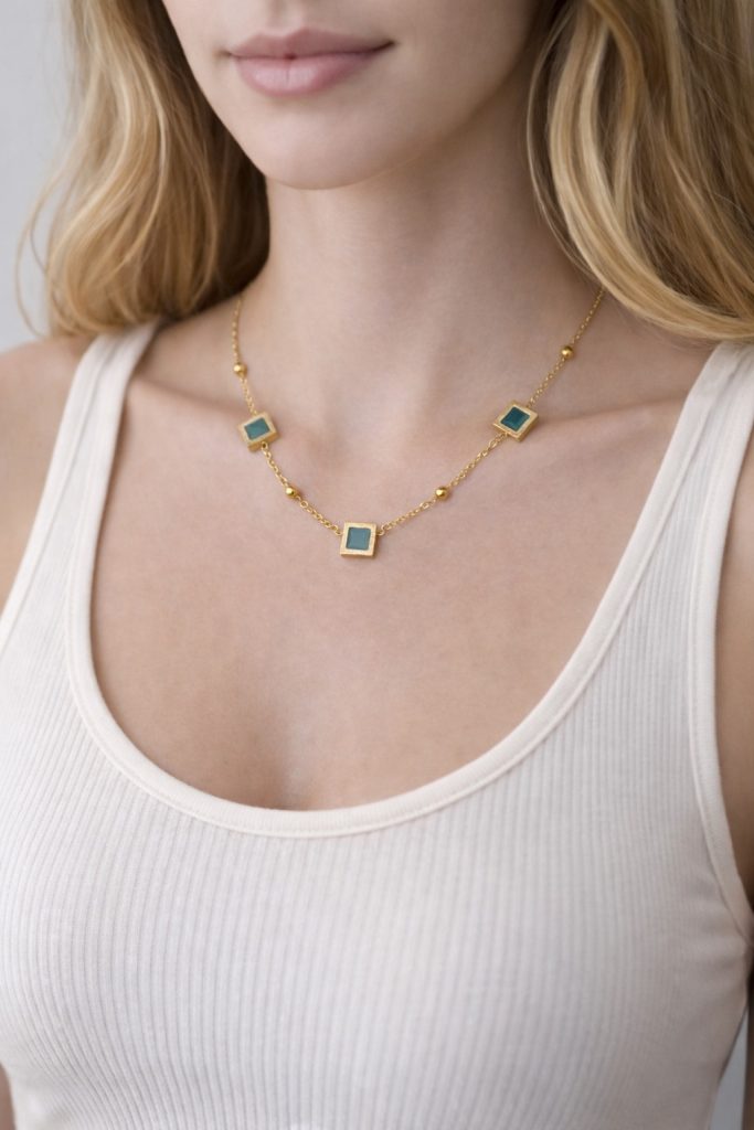 ✨ UShine.gr: Ατσάλινο κολιέ με γεωμετρικά στοιχεία & πράσινες πέτρες No 1485