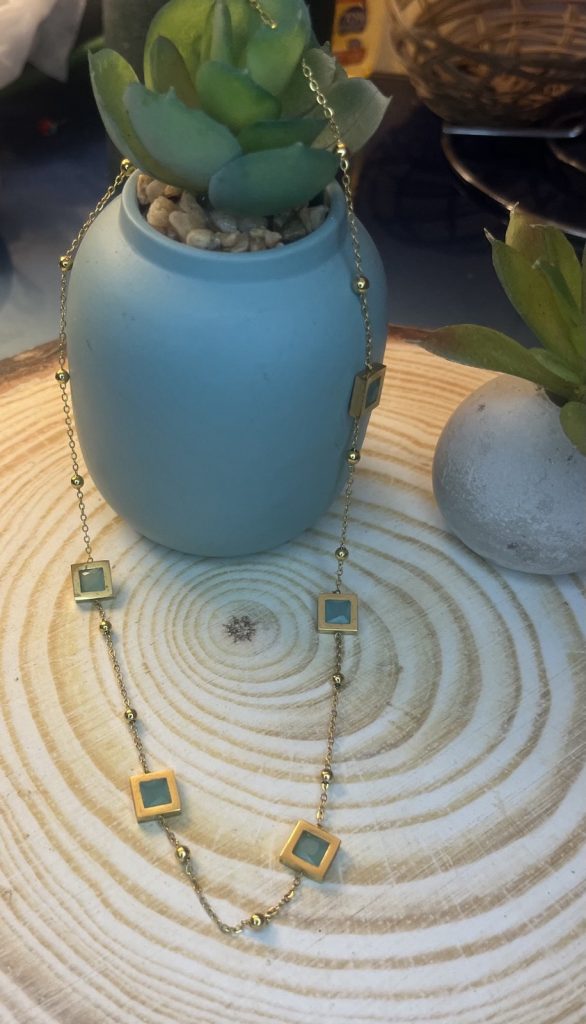 ✨ UShine.gr: Ατσάλινο κολιέ με γεωμετρικά στοιχεία & πράσινες πέτρες No 1485