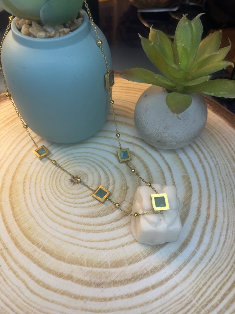 ✨ UShine.gr: Ατσάλινο κολιέ με γεωμετρικά στοιχεία & πράσινες πέτρες No 1485