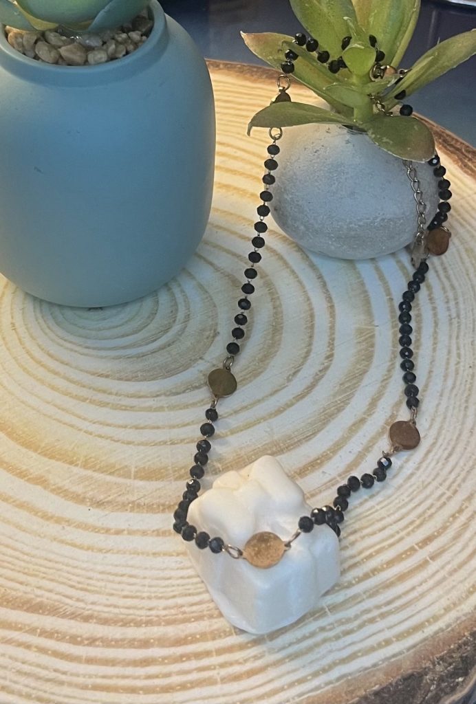 ✨ UShine.gr:Ατσάλινο κολιέ με μαύρες χάντρες & χρυσά μοτίφ κύκλους No 1487