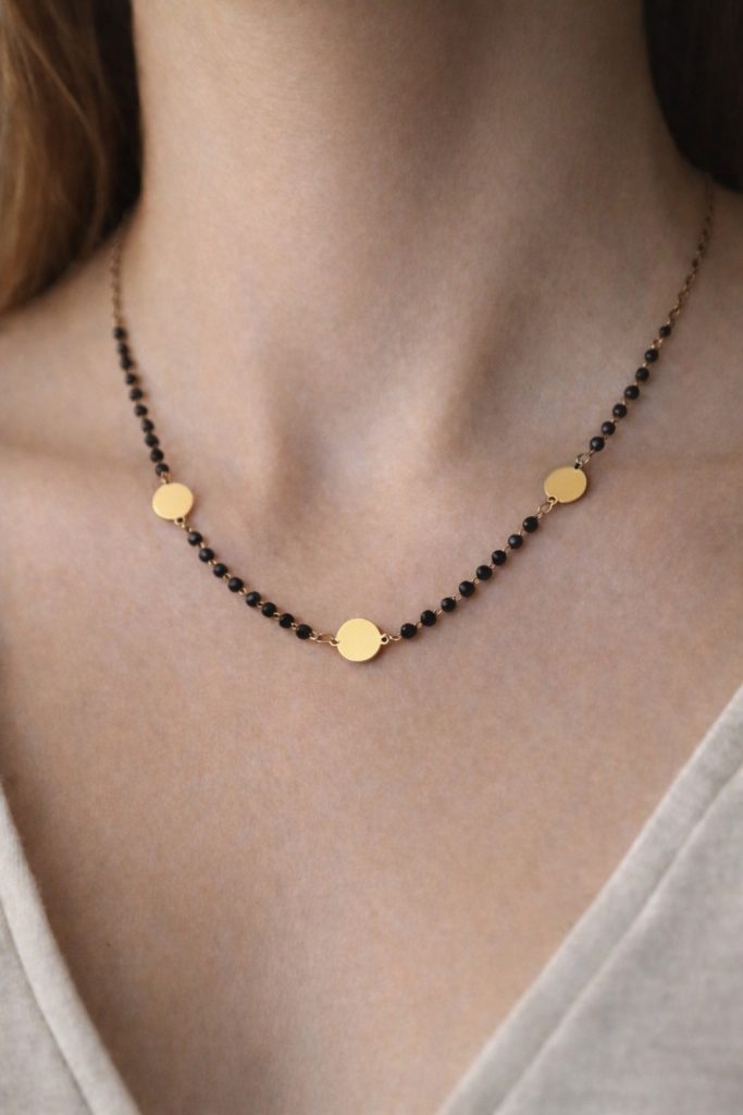 ✨ UShine.gr:Ατσάλινο κολιέ με μαύρες χάντρες & χρυσά μοτίφ κύκλους No 1487