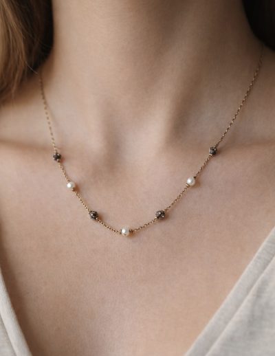 ✨ UShine.gr: Ατσάλινο κολιέ με μαύρες χάντρες & διακριτικές πέρλες No 1488