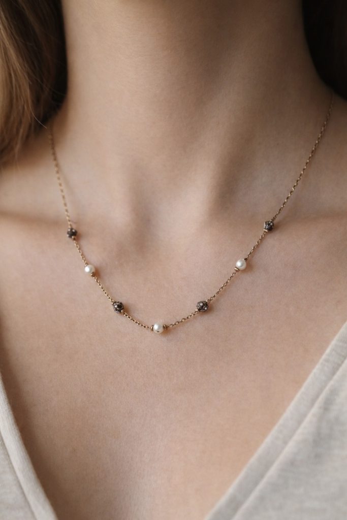 ✨ UShine.gr: Ατσάλινο κολιέ με μαύρες χάντρες & διακριτικές πέρλες No 1488