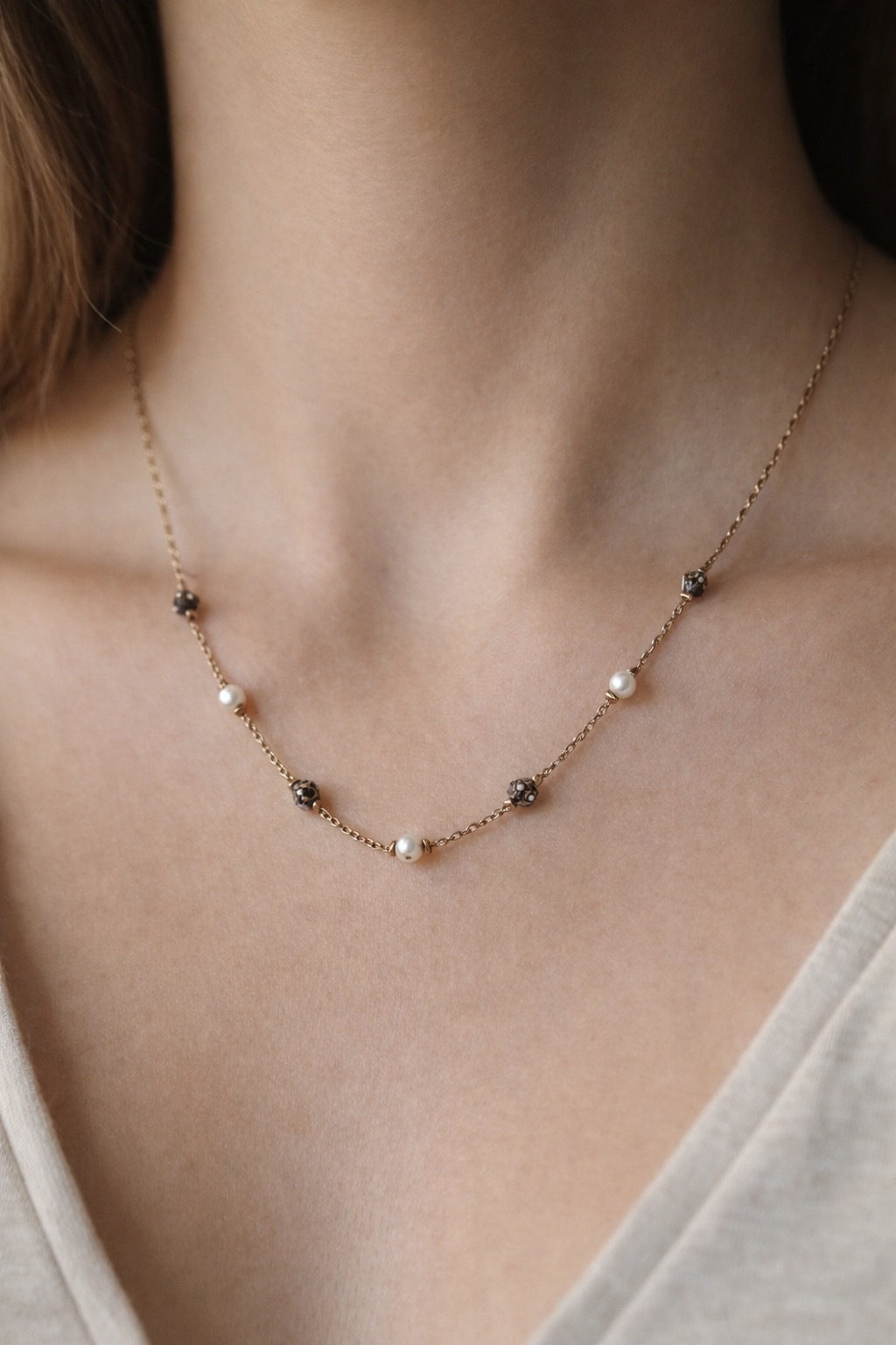 ✨ UShine.gr: Ατσάλινο κολιέ με μαύρες χάντρες & διακριτικές πέρλες No 1488