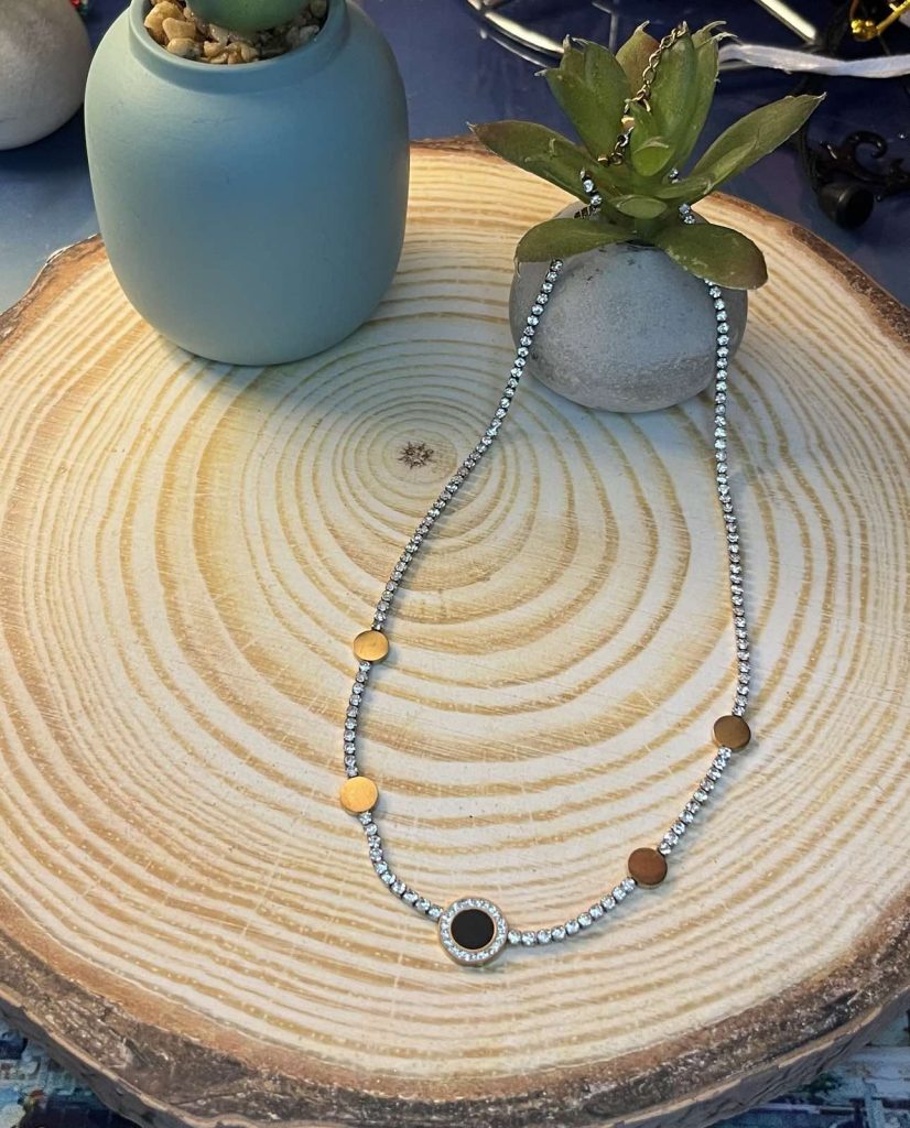 ✨ UShine.gr: Ατσάλινο Κολιέ Tennis με Μαύρο Κεντρικό Στοιχείο & Χρυσές Λεπτομέρειες No 2005