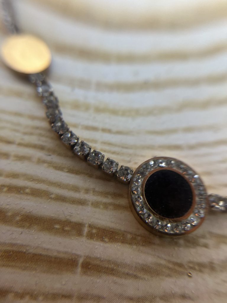 ✨ UShine.gr: Ατσάλινο Κολιέ Tennis με Μαύρο Κεντρικό Στοιχείο & Χρυσές Λεπτομέρειες No 2005