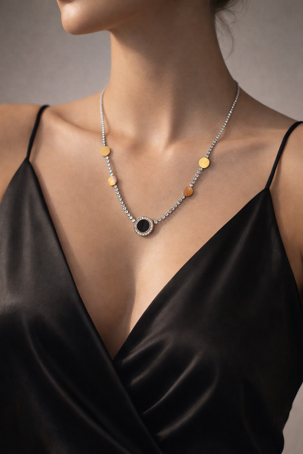 ✨ UShine.gr: Ατσάλινο Κολιέ Tennis με Μαύρο Κεντρικό Στοιχείο & Χρυσές Λεπτομέρειες No 2005