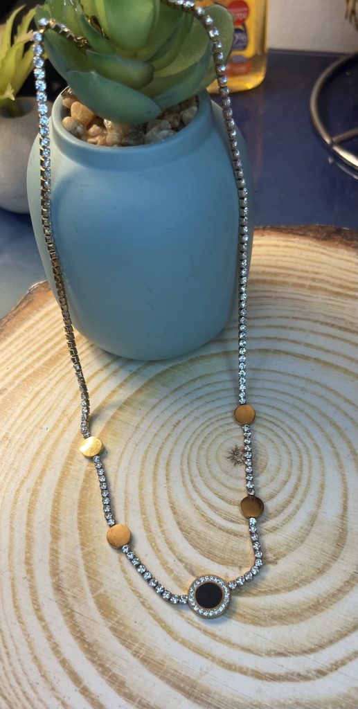 ✨ UShine.gr: Ατσάλινο Κολιέ Tennis με Μαύρο Κεντρικό Στοιχείο & Χρυσές Λεπτομέρειες No 2005