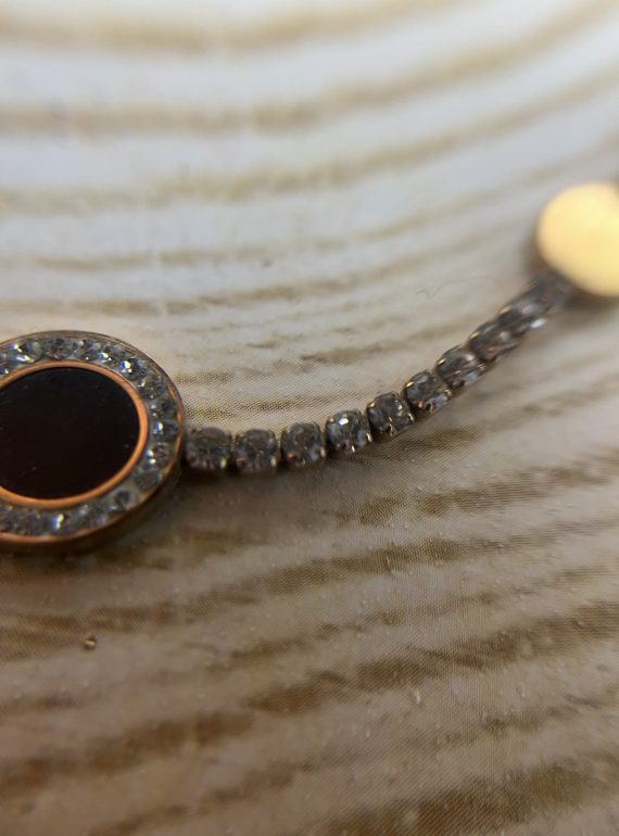 ✨ UShine.gr: Ατσάλινο Κολιέ Tennis με Μαύρο Κεντρικό Στοιχείο & Χρυσές Λεπτομέρειες No 2005