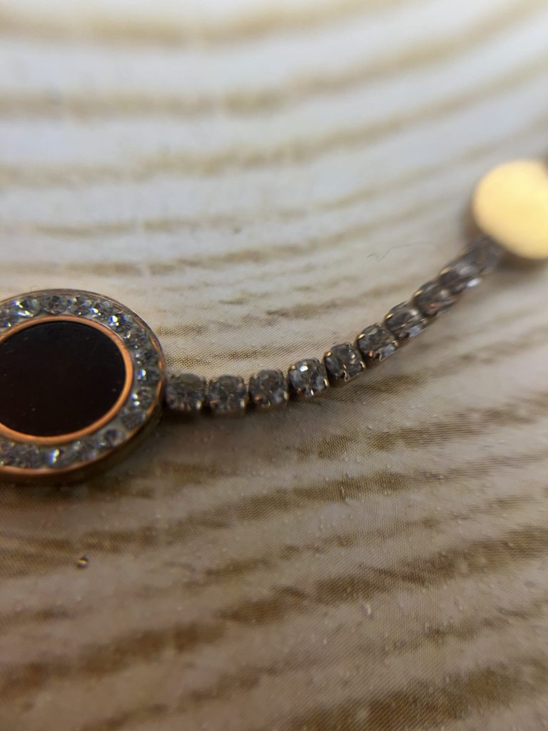 ✨ UShine.gr: Ατσάλινο Κολιέ Tennis με Μαύρο Κεντρικό Στοιχείο & Χρυσές Λεπτομέρειες No 2005