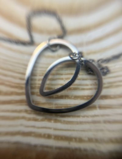 ✨ UShine.gr: Ατσάλινο Κολιέ Διπλή Καρδιά με Μαύρη Λεπτομέρεια No 2008