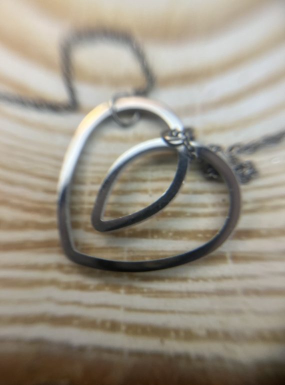 ✨ UShine.gr: Ατσάλινο Κολιέ Διπλή Καρδιά με Μαύρη Λεπτομέρεια No 2008