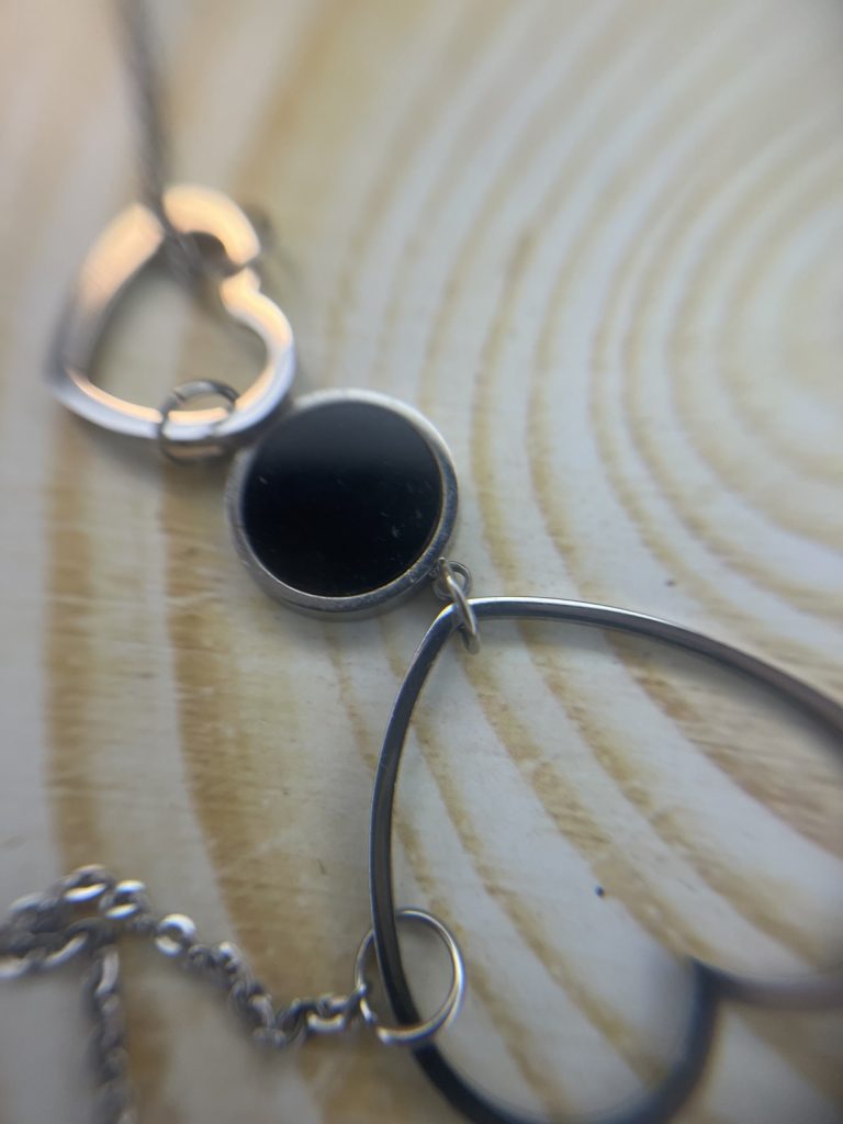 ✨ UShine.gr: Ατσάλινο Κολιέ Διπλή Καρδιά με Μαύρη Λεπτομέρεια No 2008