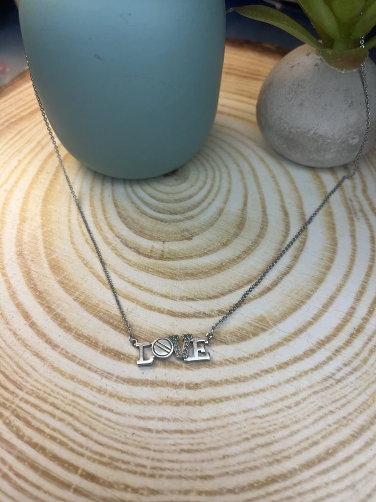 ✨ UShine.gr: Κολιέ LOVE Ασημί με Διακριτικές Λεπτομέρειες No 2011