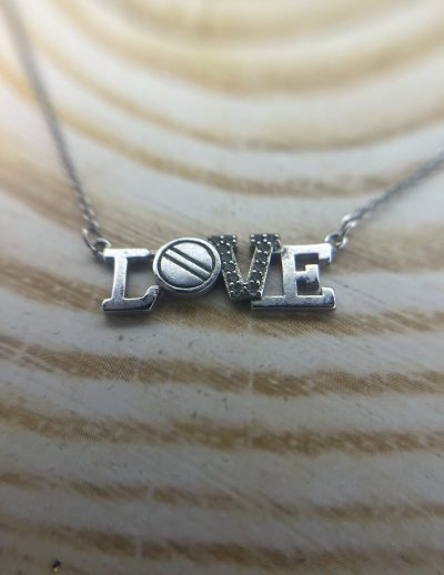 ✨ UShine.gr: Κολιέ LOVE Ασημί με Διακριτικές Λεπτομέρειες No 2011