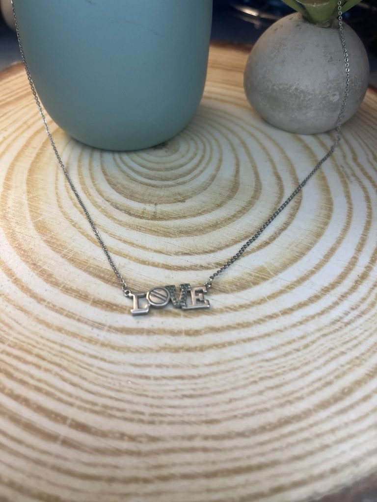 ✨ UShine.gr: Κολιέ LOVE Ασημί με Διακριτικές Λεπτομέρειες No 2011