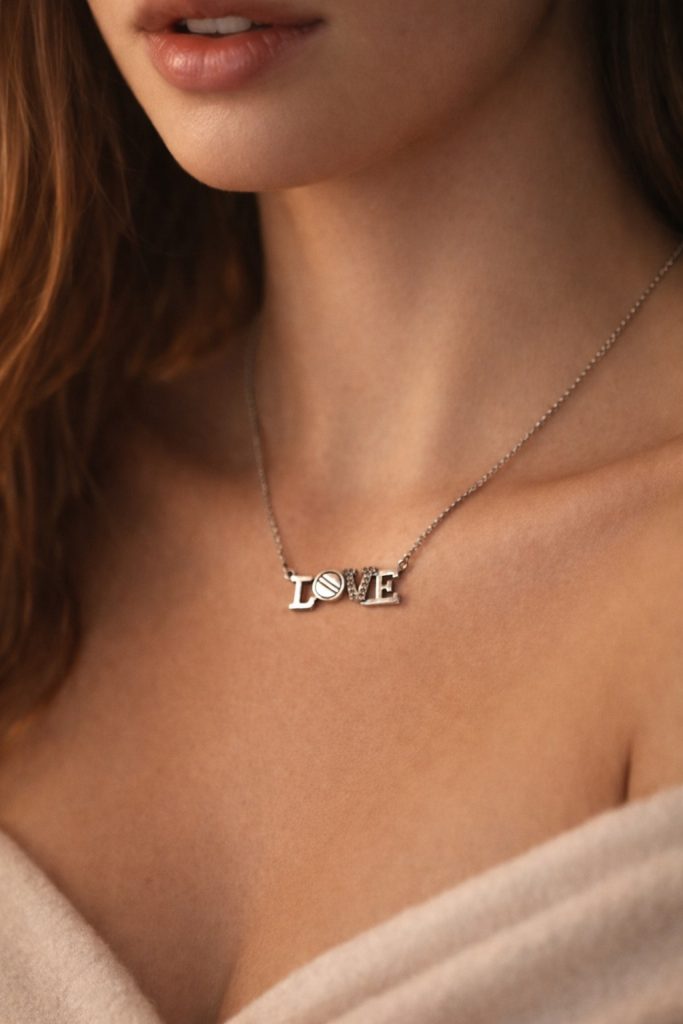 ✨ UShine.gr: Κολιέ LOVE Ασημί με Διακριτικές Λεπτομέρειες No 2011