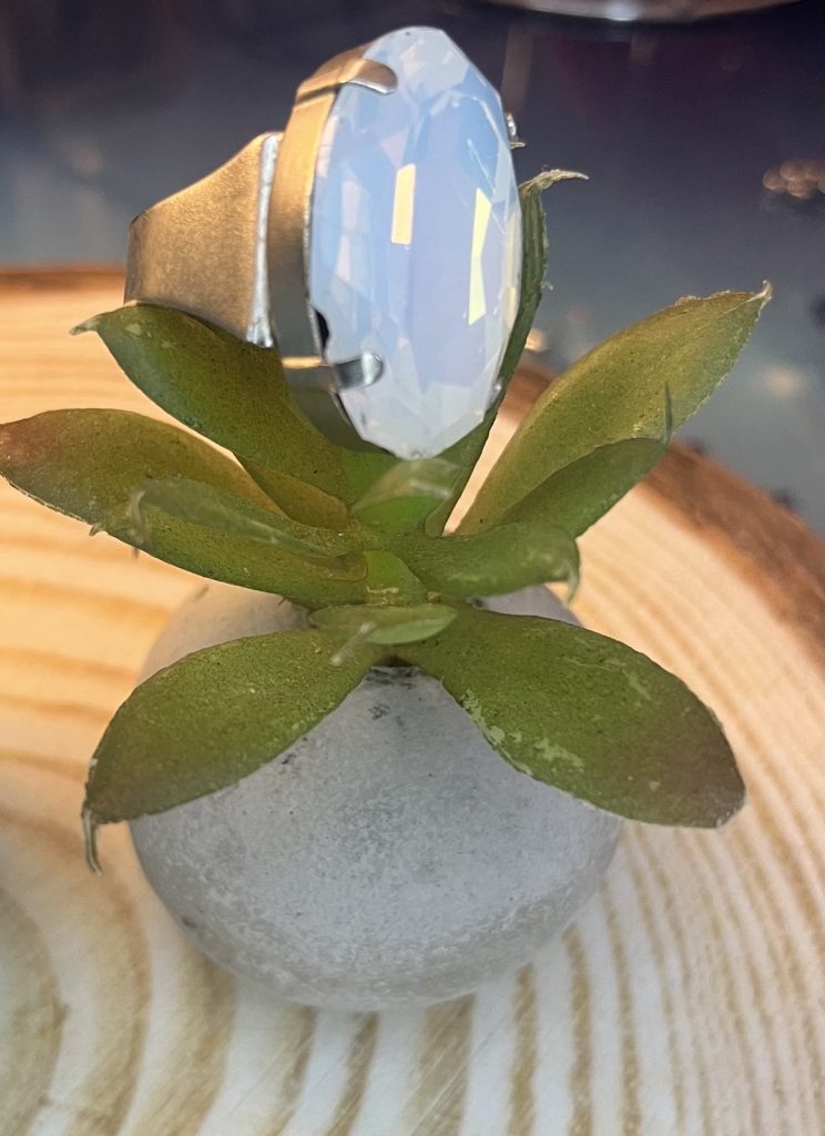 ✨ UShine.gr: Χειροποίητο Δαχτυλίδι Statement με Οβάλ Λευκή Πέτρα No 7030