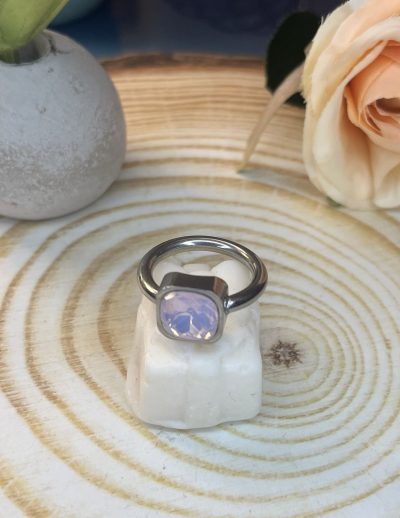 ✨ UShine.gr: Minimal Δαχτυλίδι με Τετράγωνο Λιλά Κρύσταλλο No 7033