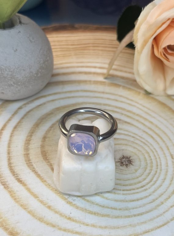 ✨ UShine.gr: Minimal Δαχτυλίδι με Τετράγωνο Λιλά Κρύσταλλο No 7033