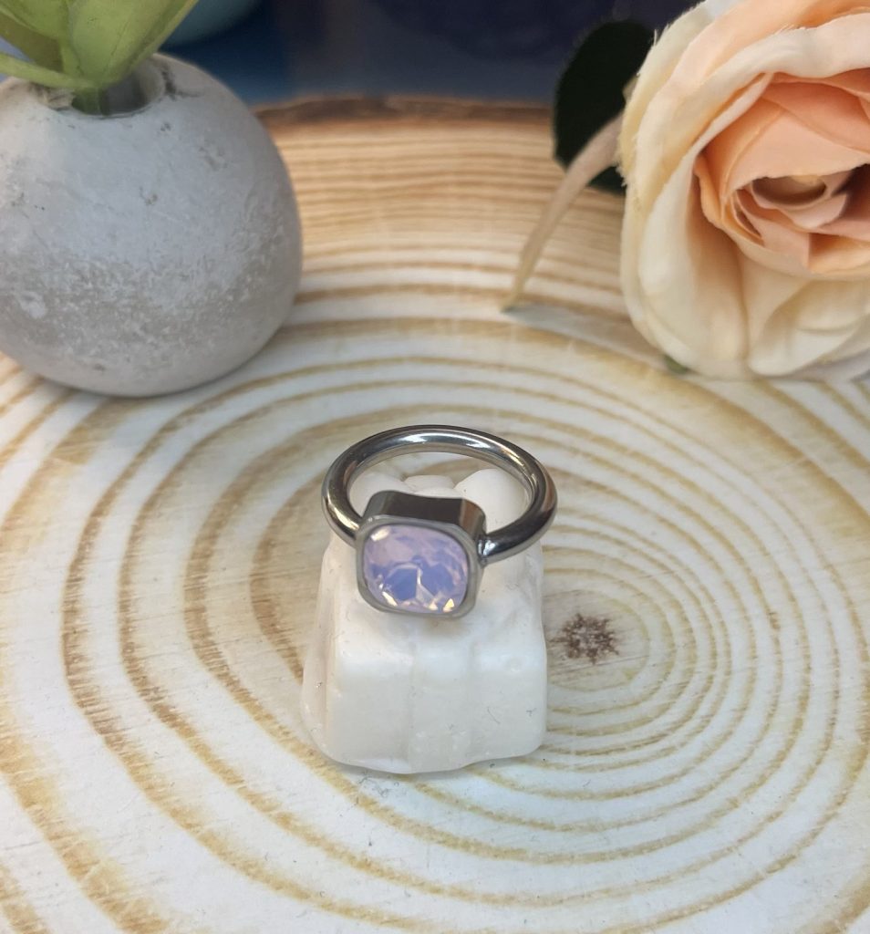 ✨ UShine.gr: Minimal Δαχτυλίδι με Τετράγωνο Λιλά Κρύσταλλο No 7033