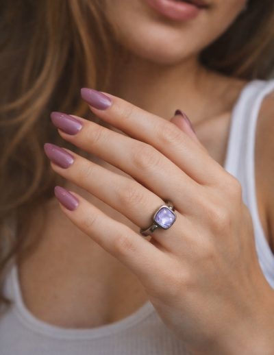 ✨ UShine.gr: Minimal Δαχτυλίδι με Τετράγωνο Λιλά Κρύσταλλο No 7033