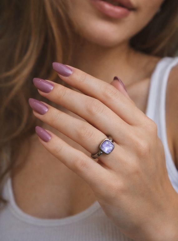 ✨ UShine.gr: Minimal Δαχτυλίδι με Τετράγωνο Λιλά Κρύσταλλο No 7033