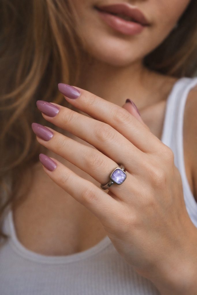 ✨ UShine.gr: Minimal Δαχτυλίδι με Τετράγωνο Λιλά Κρύσταλλο No 7033