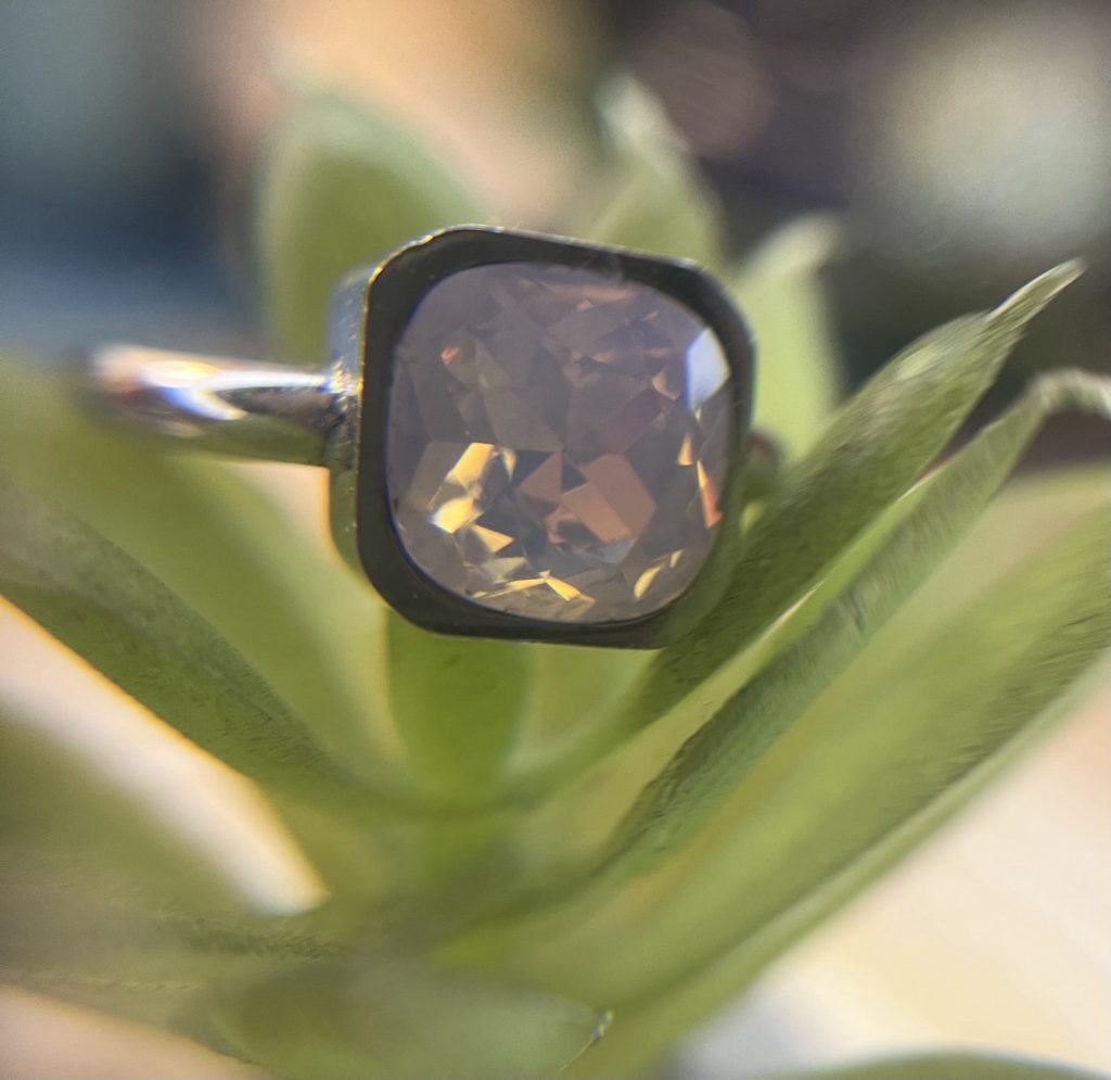 ✨ UShine.gr: Minimal Δαχτυλίδι με Τετράγωνο Λιλά Κρύσταλλο No 7033