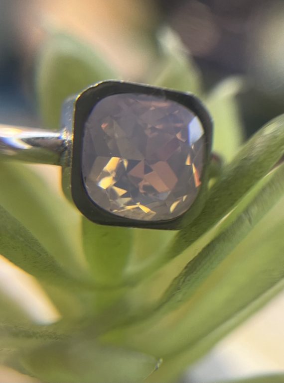 ✨ UShine.gr: Minimal Δαχτυλίδι με Τετράγωνο Λιλά Κρύσταλλο No 7033