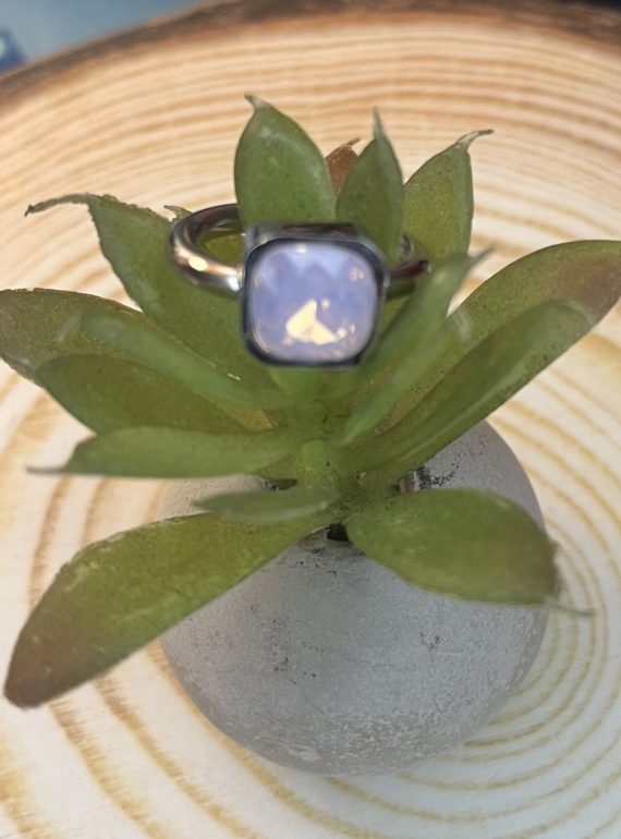 ✨ UShine.gr: Minimal Δαχτυλίδι με Τετράγωνο Λιλά Κρύσταλλο No 7033