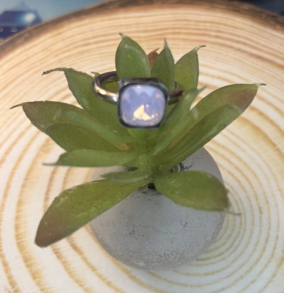 ✨ UShine.gr: Minimal Δαχτυλίδι με Τετράγωνο Λιλά Κρύσταλλο No 7033