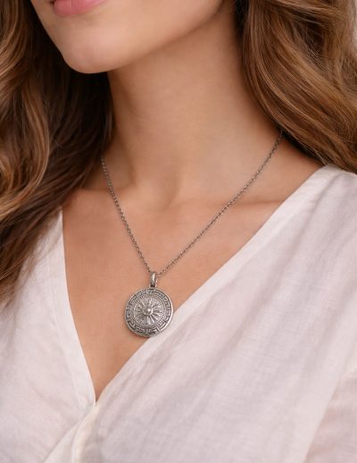 ✨ UShine.gr: Ατσάλινο κολιέ με ανάγλυφο μενταγιόν αρχαιοελληνικού μοτίβου No 1302