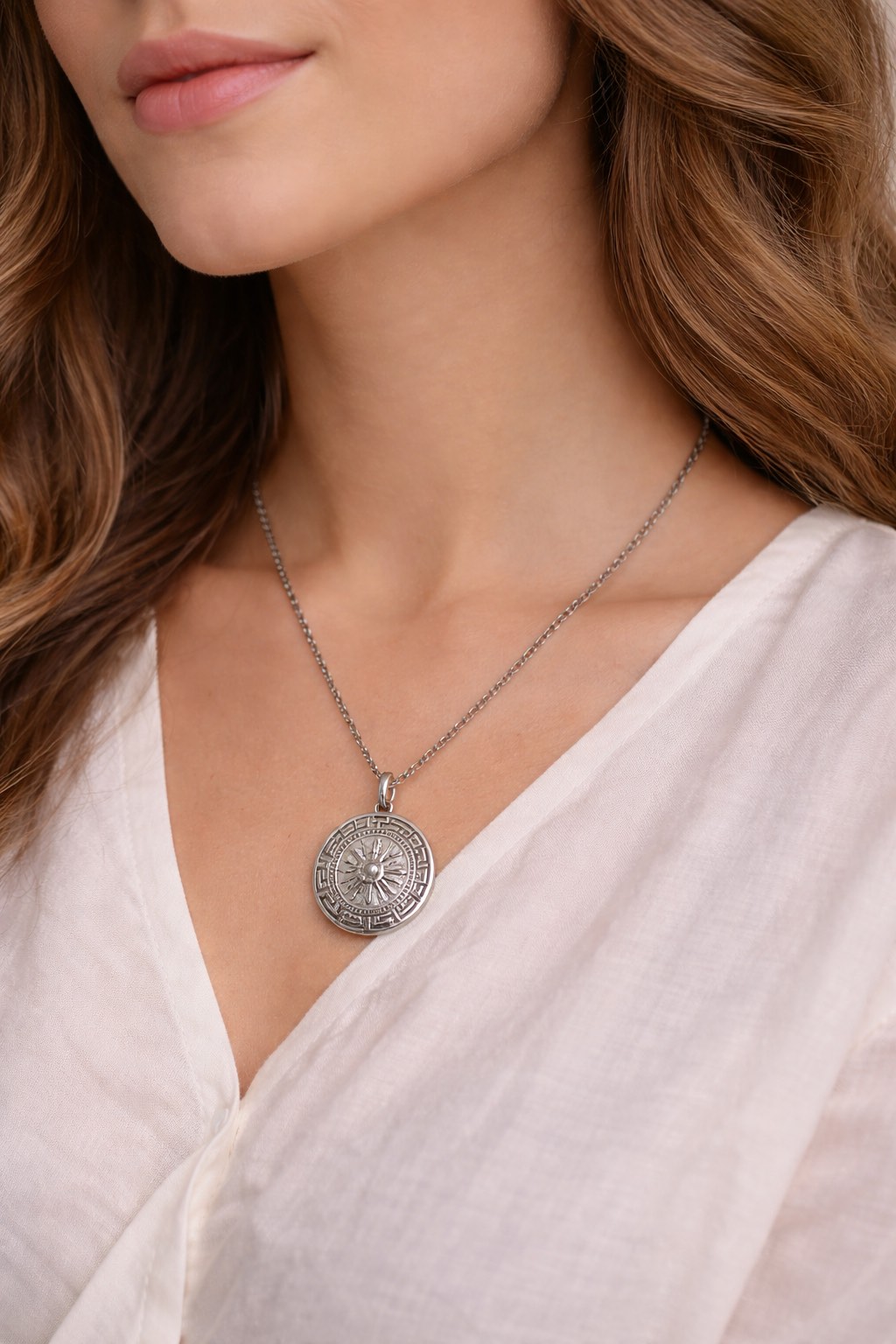 ✨ UShine.gr: Ατσάλινο κολιέ με ανάγλυφο μενταγιόν αρχαιοελληνικού μοτίβου No 1302