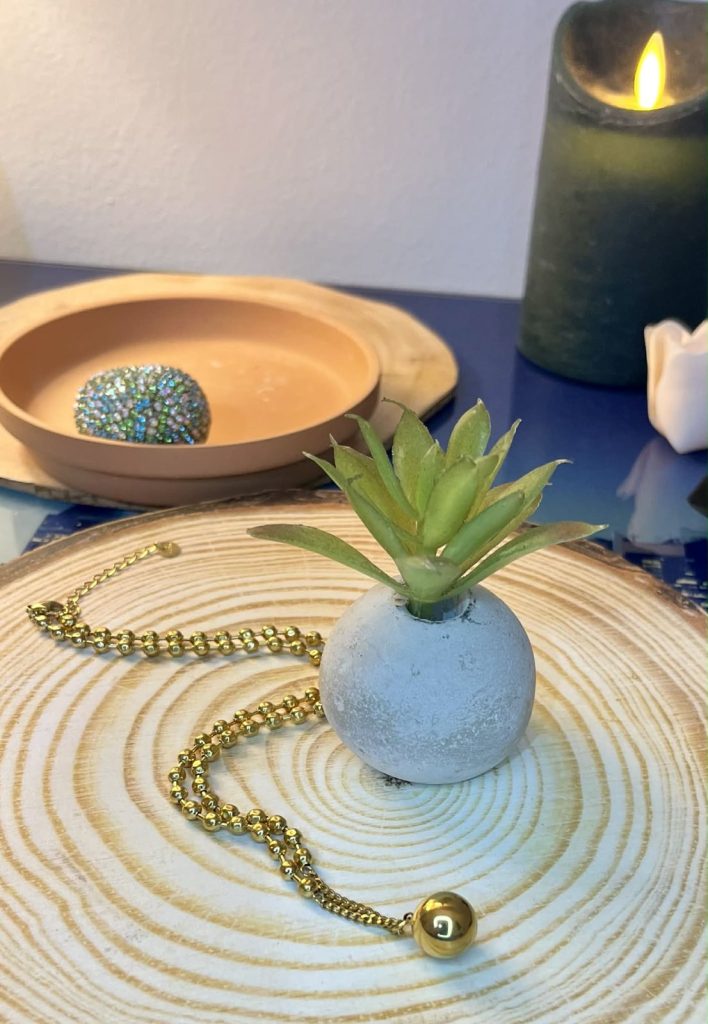 ✨ UShine.gr: Χειροποίητο Κολιέ με Χρυσή Σφαίρα No 2050