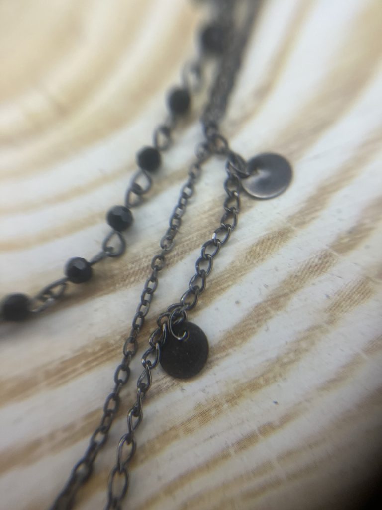 ✨ UShine.gr: Τριπλό Κολιέ με Μαύρες Δισκέτες & Αλυσίδες No 6051