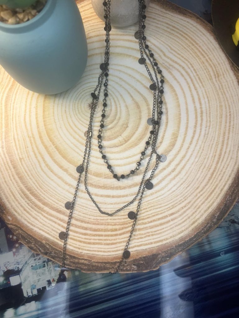 ✨ UShine.gr: Τριπλό Κολιέ με Μαύρες Δισκέτες & Αλυσίδες No 6051