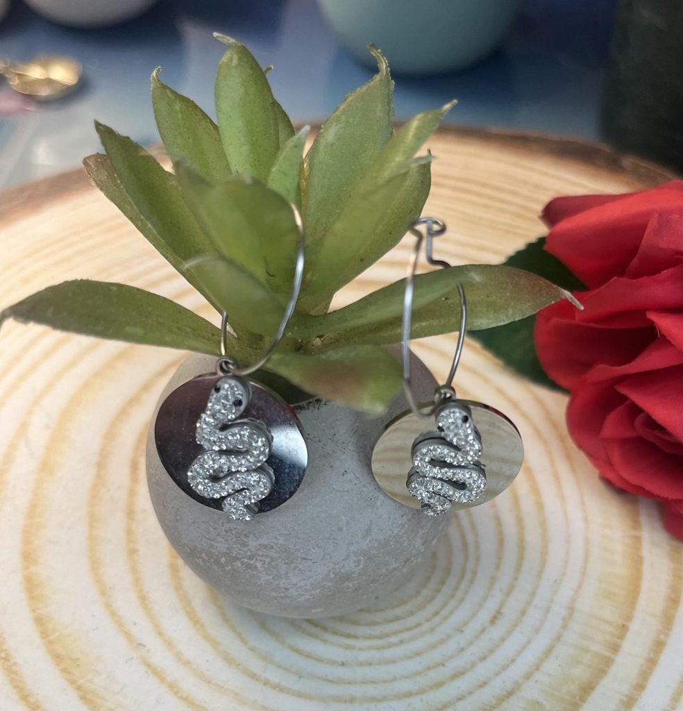 ✨ UShine.gr: Ατσάλινα Σκουλαρίκια Κρίκοι με Στοιχείο Φίδι & Στρας No 6002