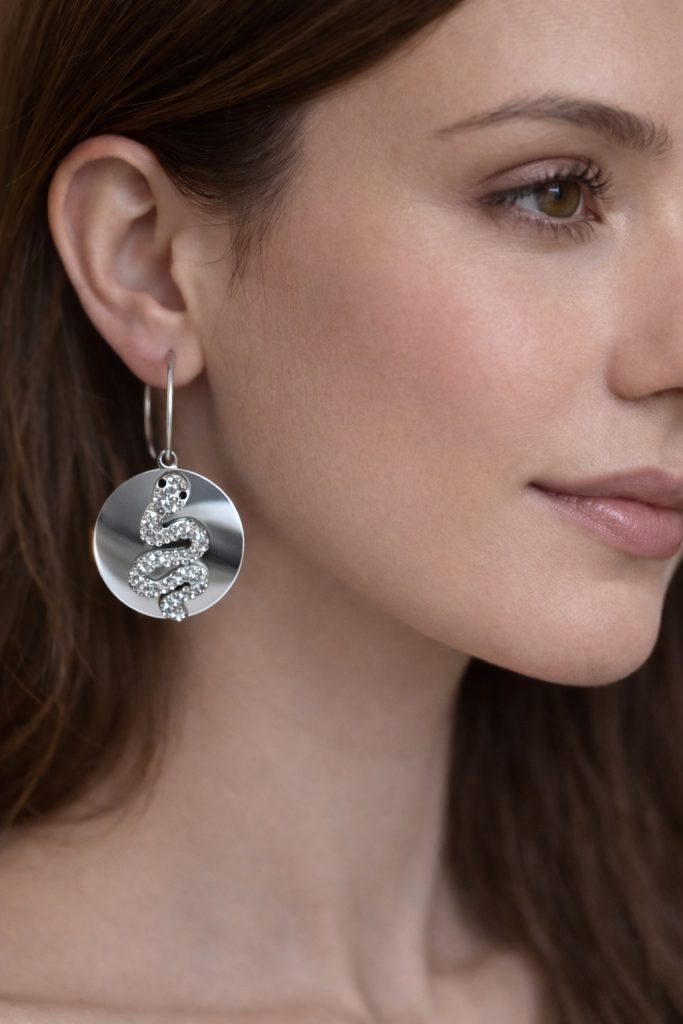 ✨ UShine.gr: Ατσάλινα Σκουλαρίκια Κρίκοι με Στοιχείο Φίδι & Στρας No 6002