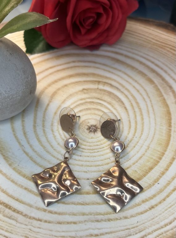 ✨ UShine.gr: Κρεμαστά Σκουλαρίκια με Πέρλα & Χρυσό Ανάγλυφο Στοιχείο No 6004